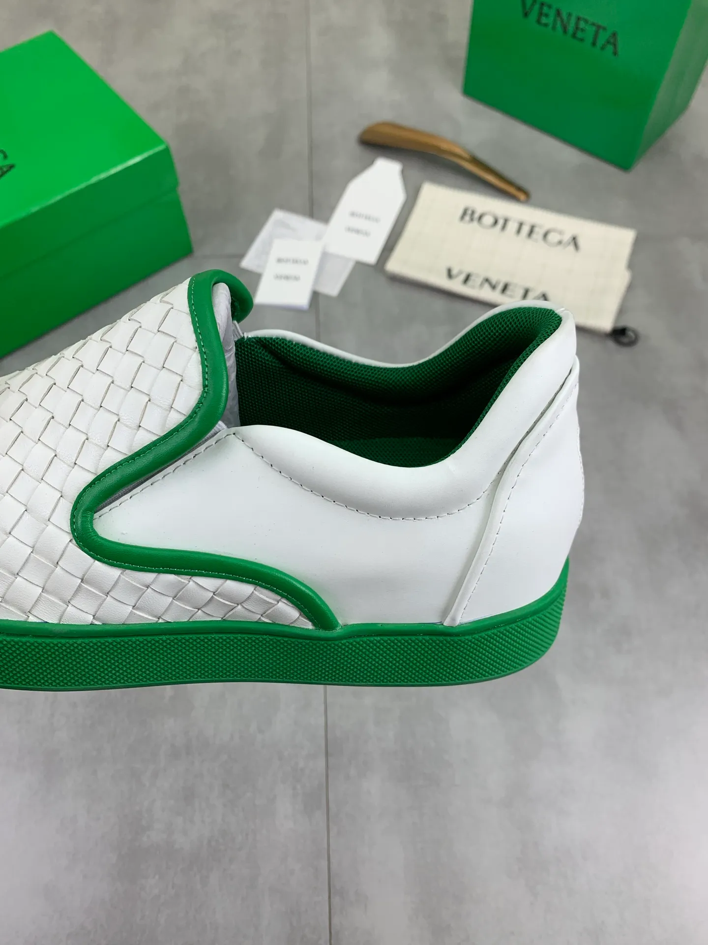 Factory price P720 💰Top quality💎💎💎 BOTTEGA VENETA official website synchronous couple👫The latest top version of the highest version of BV high-top casual shoes in the market, accept material comparison, shoe type comparison, process comparison, practical and textured, versatile, suitable for any occasion, the more you look at it, the more flavorful it becomes. Pure hand-woven craftsmanship - upper material, imported original woven calfskin - high-quality water-dyed cowhide inside - original private model customized outsole -Size: male 39-44 (customized 38 45 46) female 35-39 (customized 34 40 41) Comes with original BV green box, complete packaging.
